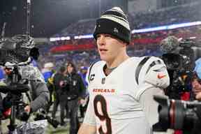 Le quart-arrière des Bengals de Cincinnati Joe Burrow (9) marche sur le terrain après avoir remporté un match de division de l'AFC contre les Bills de Buffalo au stade Highmark.  Gregory Fisher-USA AUJOURD'HUI Sports