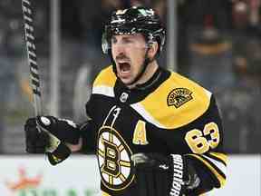 L'ailier gauche des Bruins de Boston Brad Marchand réagit après avoir marqué un but lors de la troisième période du quatrième match du premier tour des séries éliminatoires de la Coupe Stanley 2022 contre les Hurricanes de la Caroline au TD Garden de Boston, le 8 mai 2022.