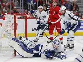 Le gardien de but des Maple Leafs de Toronto, Ilya Samsonov, a effectué l'arrêt en deuxième période contre les Red Wings de Detroit au Little Caesars Arena.