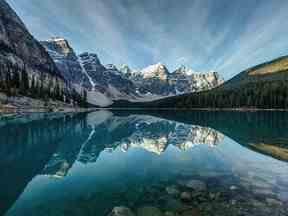 Réflexion du lac Moraine sur un matin calme dans le parc national de Banff, en Alberta, au cœur des Rocheuses canadiennes.