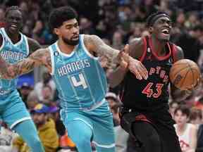 Pascal Siakam des Raptors (à droite) affronte Nick Richards des Charlotte Hornets au cours de la première mi-temps à Toronto le jeudi 12 janvier 2023.