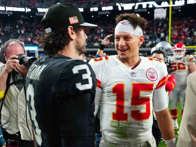 Patrick Mahomes établit un record, les Chiefs battent les Raiders pour la tête de série de l’AFC