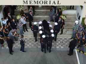 Le cercueil de la défunte star du football brésilien Pelé arrive au cimetière commémoratif de Santos après le cortège funèbre à Santos, dans l'État de Sao Paulo, au Brésil, le 3 janvier 2023.