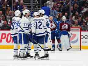 TJ Brodie des Maple Leafs célèbre un but contre Alexandar Georgiev de l'Avalanche du Colorado avec ses coéquipiers lors de la deuxième période au Ball Arena le 31 décembre à Denver.