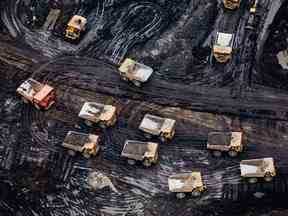 Une photographie aérienne montre les sables bitumineux de l'Athabasca près de Fort McMurray, en Alberta.  Alors que les dépenses initiales pour une mine ont tendance à être plus coûteuses que le développement de puits de pétrole, leur durée de vie de plusieurs décennies peut les rendre lucratives à l'avenir.