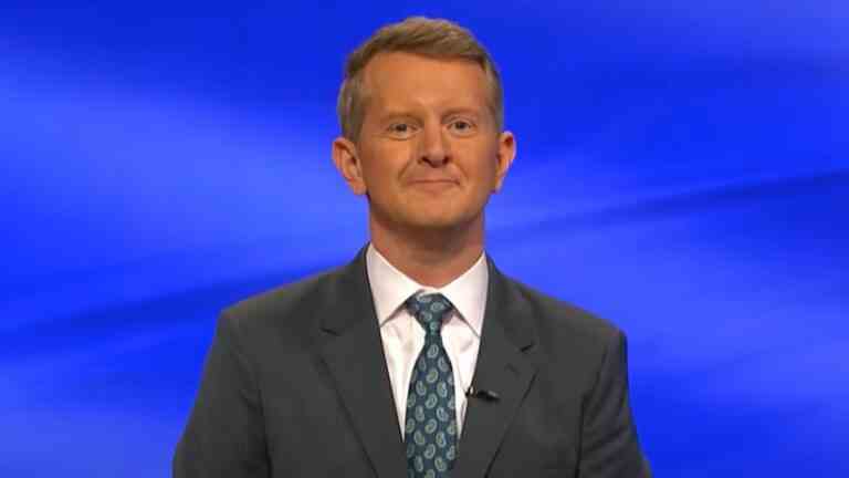 Pourquoi l'animateur de Jeopardy, Ken Jennings, ne parle pas beaucoup aux concurrents, selon un ancien champion
