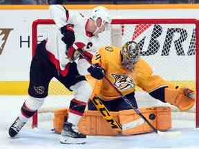 Le gardien de but des Nashville Predators Juuse Saros fait un arrêt sur un tir de l'ailier gauche des Sénateurs d'Ottawa Brady Tkachuk lors de la première période au Bridgestone Arena.