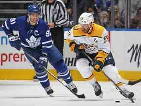 Roman Josi des Predators de Nashville patine loin d'un John Tavares des Maple Leafs de Toronto lors d'un match de la LNH à la Scotiabank Arena le 16 novembre 2021 à Toronto, Ontario, Canada.  (Photo par /)