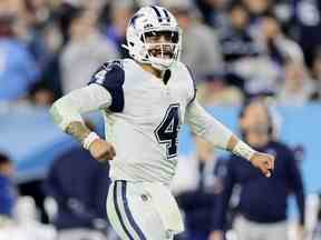 Le quart-arrière des Cowboys Dak Prescott célèbre un touché contre les Titans lors de l'action du quatrième trimestre de la NFL au Nissan Stadium de Nashville, le jeudi 29 décembre 2022.