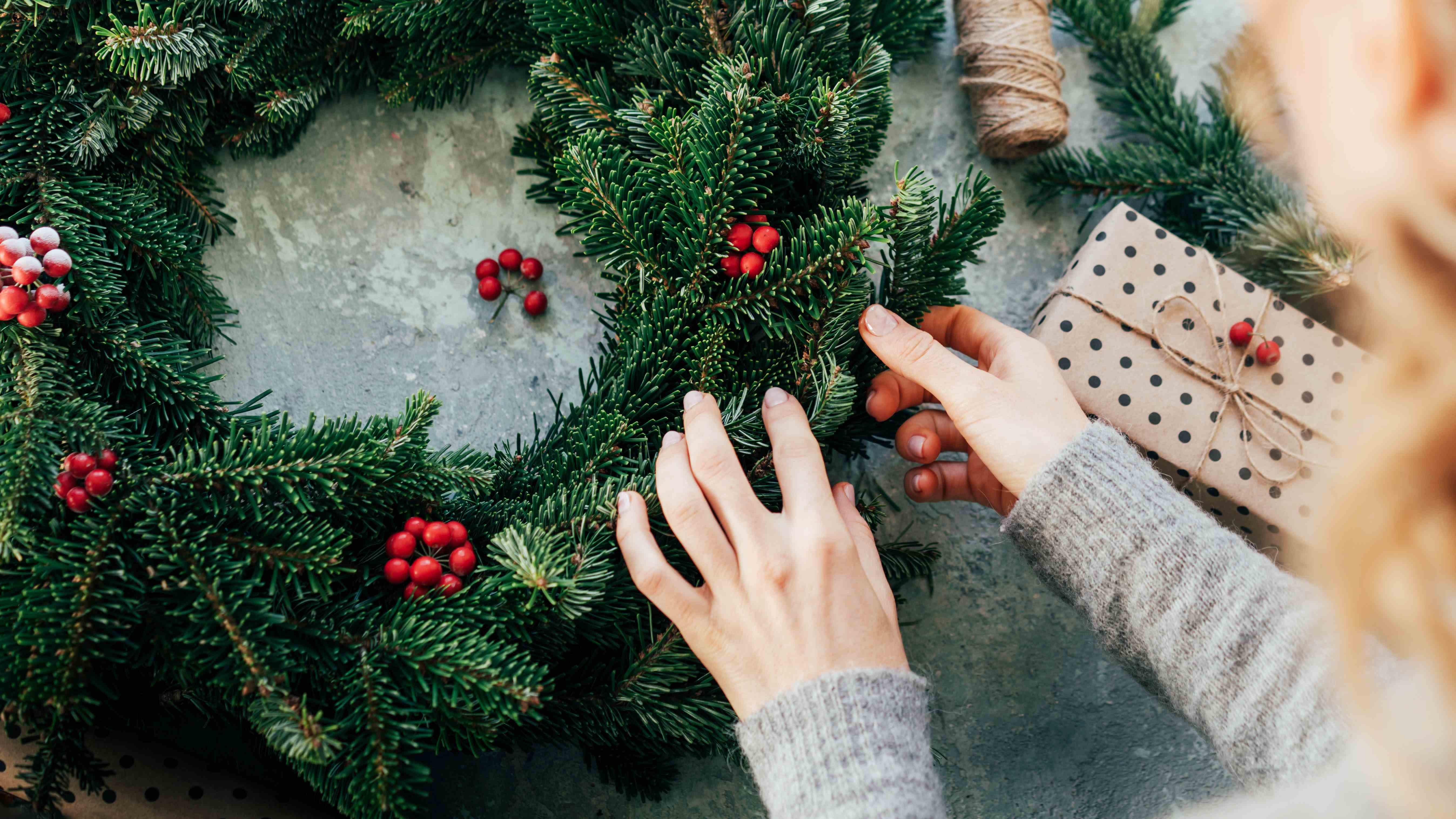 Femme faisant une couronne de Noël