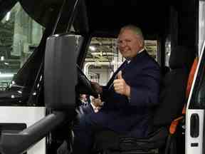 Le premier ministre de l'Ontario, Doug Ford, est assis au volant du ZEVO 600 lors de l'ouverture de la première usine de fabrication de véhicules électriques à grande échelle au Canada, à Ingersoll, en Ontario, le 5 décembre 2022.