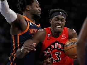 L'attaquant des Raptors de Toronto Pascal Siakam passe devant l'attaquant des New York Knicks Julius Randle, à gauche, lors de la première moitié d'un match de basket-ball de la NBA le mercredi 21 décembre 2022 à New York.