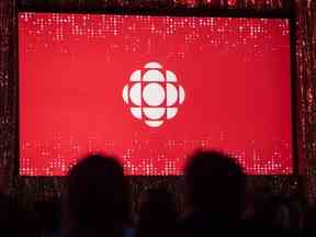 Le logo de CBC est projeté sur un écran lors de la présentation initiale annuelle du diffuseur à Toronto, en 2019. CBC