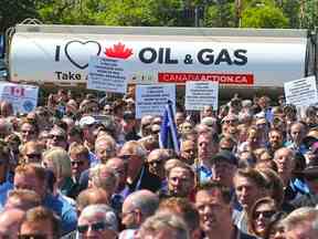 Plusieurs milliers de manifestants pro-pipeline se rassemblent au Stampede Park de Calgary sur une photo d'archive du 11 juin 2019.