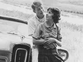 Ron Howard et Cindy Williams dans une scène du film American Graffiti.