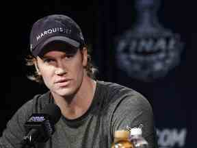 Dans cette photo d'archive du 8 juin 2010, le défenseur des Flyers de Philadelphie Chris Pronger répond à des questions lors d'un entraînement lors de la finale de la Coupe Stanley de la LNH à Philadelphie.