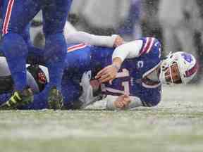 22 janvier 2023 ;  Orchard Park, New York, États-Unis ;  Le quart-arrière des Buffalo Bills Josh Allen est limogé par l'ailier défensif des Bengals de Cincinnati Trey Hendrickson et tâtonne au premier quart lors d'un match de football éliminatoire divisionnaire de la NFL entre les Bengals de Cincinnati et les Bills de Buffalo lors d'un match de la ronde divisionnaire de l'AFC au stade Highmark.