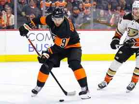 Ivan Provorov, numéro 9 des Flyers de Philadelphie, patine avec la rondelle devant Max Jones, numéro 49 des Ducks d'Anaheim, lors de la troisième période au Wells Fargo Center le 17 janvier 2023 à Philadelphie, en Pennsylvanie.