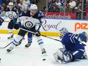 Le gardien de but des Maple Leafs Ilya Samsonov effectue un arrêt alors que Pierre-Luc Dubois des Jets de Winnipeg cherche un rebond lors du troisième match à Toronto le jeudi 19 janvier 2023.