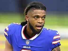 Buffalo Bills Damar Hamlin avec son casque enlevé avant de jouer les Rams de Los Angeles lors d'un match de football de la NFL, le 8 septembre 2021, à Inglewood, en Californie. Les scènes de l'effondrement sur le terrain de Hamlin après avoir subi un arrêt cardiaque le lundi 2 janvier 2023, a forcé certains fans à affronter une fois de plus une vérité qu'ils ont toujours connue mais à laquelle ils détestaient penser : le football peut passer d'excitant et joyeux à sombre et tragique en un éclair.  Maintenant, alors que le demi défensif des Bills reste dans un état critique dans un hôpital de Cincinnati, les fans réfléchissent à leur relation avec le sport qu'ils aiment.