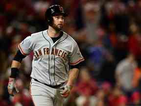 Brandon Belt, anciennement n ° 9 des Giants de San Francisco, dirige les bases après avoir frappé un coup de circuit en solo au champ droit lors de la dix-huitième manche contre Tanner Roark n ° 57 des Nationals de Washington lors du deuxième match de la série de divisions de la Ligue nationale au Nationals Park le 4 octobre 2014 à Washington, DC.