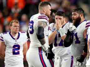 2 janvier 2023 ;  Cincinnati, Ohio, États-Unis ;  Le quart-arrière des Buffalo Bills Josh Allen (17 ans) et les Buffalo Bills réagissent alors que la sécurité des Buffalo Bills Damar Hamlin (3) est soignée sur le terrain après une collision au premier quart contre les Bengals de Cincinnati au stade Paycor.