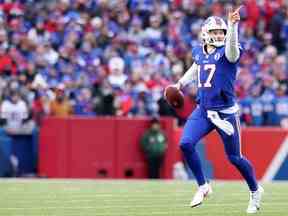 Josh Allen # 17 des Buffalo Bills lors du troisième quart-temps contre les New England Patriots au Highmark Stadium le 08 janvier 2023 à Orchard Park, New York.  (Photo de Bryan M. Bennett/Getty Images)