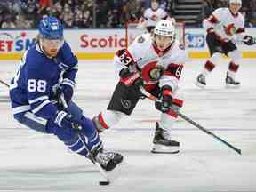 Tyler Ennis des Sénateurs d'Ottawa patine pour vérifier William Nylander des Maple Leafs de Toronto lors d'un match de la LNH au Scotiabank Arena le 16 octobre 2021 à Toronto, Ontario, Canada.