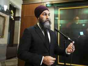 Le chef du NPD, Jagmeet Singh, s'adresse aux journalistes dans le foyer de la Chambre des communes sur la Colline du Parlement à Ottawa, le 14 décembre 2022.