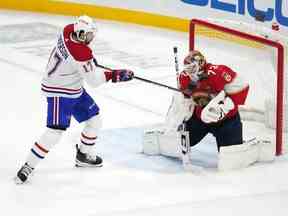 Sergei Bobrovsky des Panthers de la Floride arrête l'ailier droit des Canadiens de Montréal Josh Anderson lors de la première période au FLA Live Arena de Sunrise, en Floride, le 29 décembre 2022.