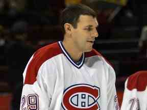 Le Canadien de Montréal Gino Odjick s'échauffe avant le match contre les Rangers de New York à Montréal le 15 octobre 2001.