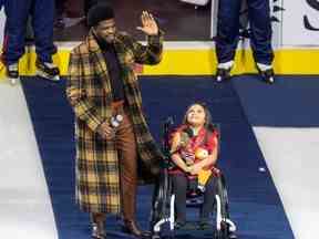 L'ancien défenseur des Canadiens de Montréal PK Subban a amené son amie Mila sur la glace pour rendre hommage à sa carrière avant un match contre les Predators de Nashville à Montréal le 12 janvier 2023.