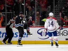 Alex Ovechkin des Capitals célèbre l'un de ses trois buts samedi soir alors que le capitaine des Canadiens Nick Suzuki s'éclipse lors d'une défaite écrasante de 9-2.