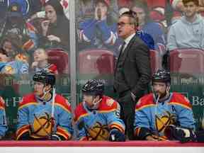 L'entraîneur-chef des Panthers de la Floride, Paul Maurice, regarde pendant le match contre les Rangers de New York en première période au FLA Live Arena.