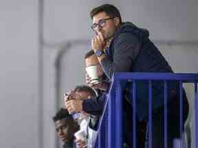 Le directeur général des Maple Leafs de Toronto, Kyle Dubas, lors d'un entraînement au Ford Performance Centre, dans la région d'Etobicoke à Toronto, le mardi 1er novembre 2022.