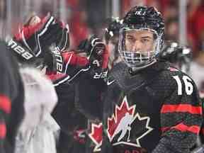 Connor Bedard d'Équipe Canada célèbre son but avec ses coéquipiers sur le banc lors de la première période contre l'équipe de Slovaquie en quarts de finale du Championnat mondial junior 2023 de l'IIHF au Scotiabank Centre le 2 janvier 2023 à Halifax, Nouvelle-Écosse, Canada.