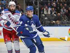 Mika Zibanejad des Rangers de New York patine contre Auston Matthews des Maple Leafs de Toronto lors d'un match de la LNH au Scotiabank Arena le 25 janvier 2023 à Toronto, Ontario, Canada.