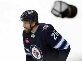 Un chapeau vole devant l'attaquant des Jets de Winnipeg Blake Wheeler après son troisième but du match contre l'Avalanche du Colorado à Winnipeg le mardi 29 novembre 2022.