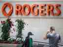 Piétons passant devant le surnom de Rogers Communications Inc.