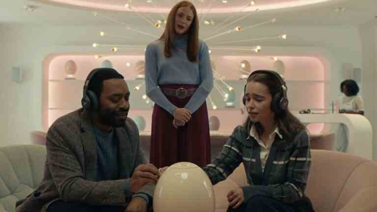 Emilia Clarke and Chiwetel Ejiofor in Pod Generation 