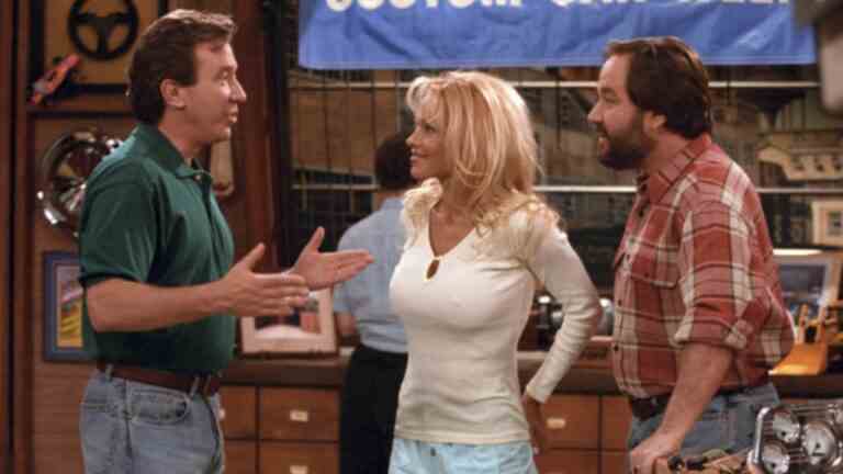 Tim Allen nie l'histoire virale de Pamela Anderson à son sujet en la flashant sur le tournage de Home Improvement
