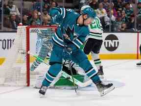 Le gardien des Stars de Dallas Jake Oettinger (29 ans) fait un arrêt contre l'ailier droit des Sharks de San Jose Timo Meier (28 ans) au cours de la deuxième période au SAP Center de San Jose, en Californie, le mercredi 18 janvier 2023.