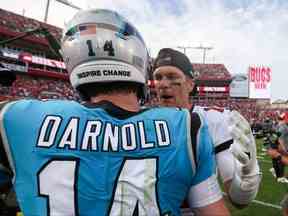 Le quart-arrière des Buccaneers de Tampa Bay, Tom Brady, accueille le quart-arrière des Panthers de la Caroline, Sam Darnold, après un match au Raymond James Stadium de Tampa, en Floride, le 1er janvier 2023.