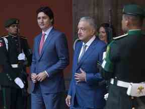 Le président mexicain Andres Manuel Lopez Obrador marche avec le premier ministre Justin Trudeau à son arrivée au Palais national pour le Sommet des dirigeants nord-américains le mardi 10 janvier 2023 à Mexico, au Mexique.