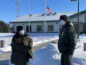 Les agents de la patrouille frontalière américaine Katy Siemer, à gauche et David Marcus se tiennent devant l'installation des douanes et de la protection des frontières à Pembina, ND, le mardi 25 janvier 2022. Un an après qu'une famille de quatre personnes de l'Inde est morte de froid en essayant de marcher jusqu'à des États-Unis depuis le Manitoba, l'agence chargée de patrouiller à la frontière affirme que d'autres n'ont pas été dissuadés de tenter le même voyage perfide.