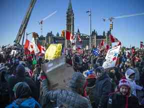 Des milliers de personnes se rassemblent devant la Colline du Parlement, dans le centre d'Ottawa, le 5 février 2022, pour protester contre les mandats de vaccination et d'autres réglementations sanitaires dans le cadre du Freedom Convoy.