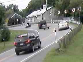 Une image tirée d'une vidéo qui a capturé le moment avant que la moto de Félix-Antoine Gagné n'entre en collision avec la camionnette d'Éric Rondeau sur la route 345 à Ste-Élisabeth le 22 juillet 2019.