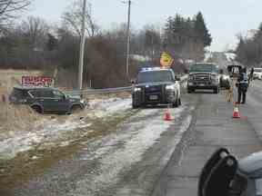 La scène où le const.  Grzegorz Pierzchala a été abattu juste au nord de Hagersville sur Indian Line et Concession 14 Walpole Rd.  est vu le lendemain, le mercredi 28 décembre 2022. Un SUV Nissan Armada est dans le fossé et porte une plaque d'immatriculation Dubuque Iowa.  Une couverture au premier plan est couverte de sang.  Jack Boland/Soleil de Toronto