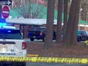 Des véhicules de police sont vus garés devant l'école primaire de Richneck, où, selon la police, un garçon de six ans a blessé par balle un enseignant, à Newport News, en Virginie, le 6 janvier 2023, dans cette capture d'écran d'une vidéo à distribuer .