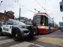 Des voitures de police entourent un tramway de la TTC sur l'avenue Spadina, à Toronto, le mardi 24 janvier 2023 après un incident au couteau.  Le président d'un syndicat canadien du transport en commun veut convoquer un groupe de travail national alors que de violentes attaques contre le transport en commun atteignent ce qu'il appelle 